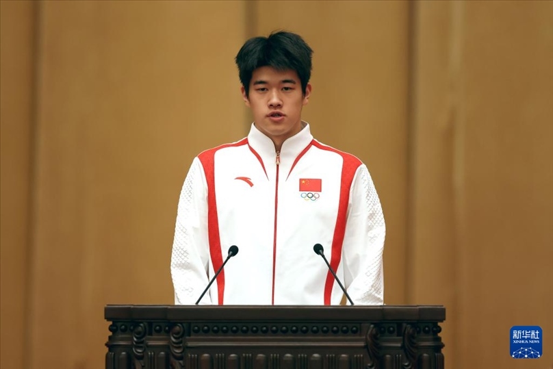 11月15日，游泳運動員潘展樂在報告會上發(fā)言。新華社記者 李明 攝