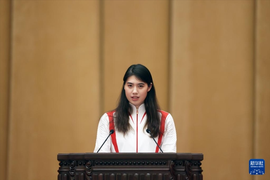 11月15日，游泳運動員張雨霏在報告會上發(fā)言。新華社記者 李明 攝