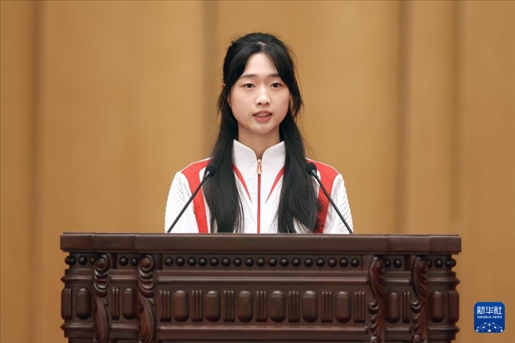 11月15日，射擊運動員黃雨婷在報告會上發(fā)言。新華社記者 李明 攝