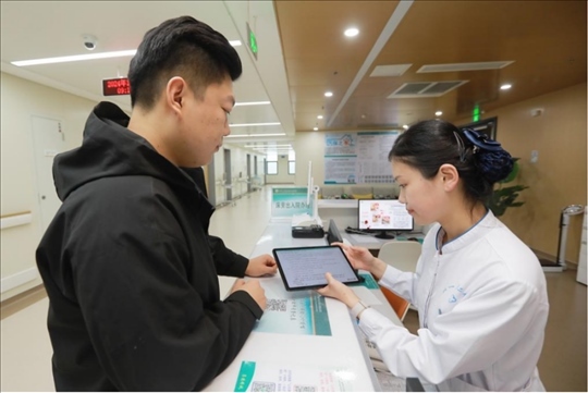 患者在護士站為家屬辦理床旁出院手續(xù)。圖片來源：山東第一醫(yī)科大學第二附屬醫(yī)院