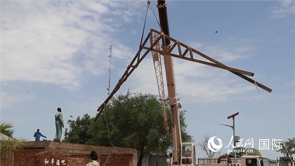 ▲吊裝文娛設(shè)施房梁（張洪奧攝）