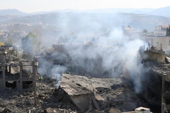 這是10月16日在黎巴嫩南部城鎮(zhèn)加納拍攝的遭摧毀的建筑。新華社發(fā)（阿里·哈希紹攝）