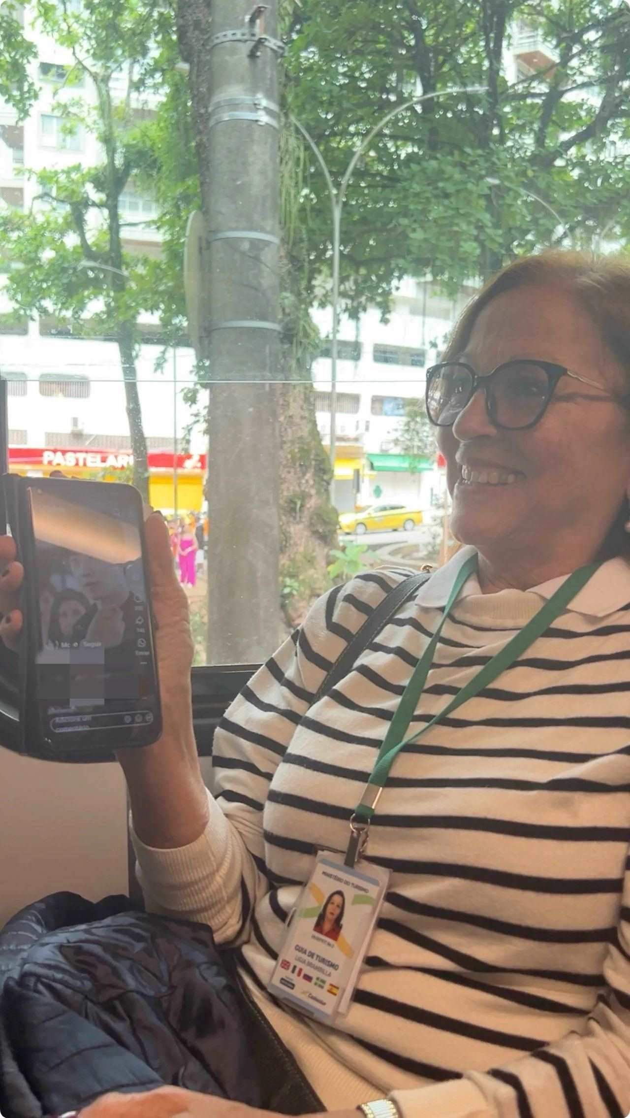 當?shù)厝讼驆u叔展示中國網(wǎng)劇。作者供圖