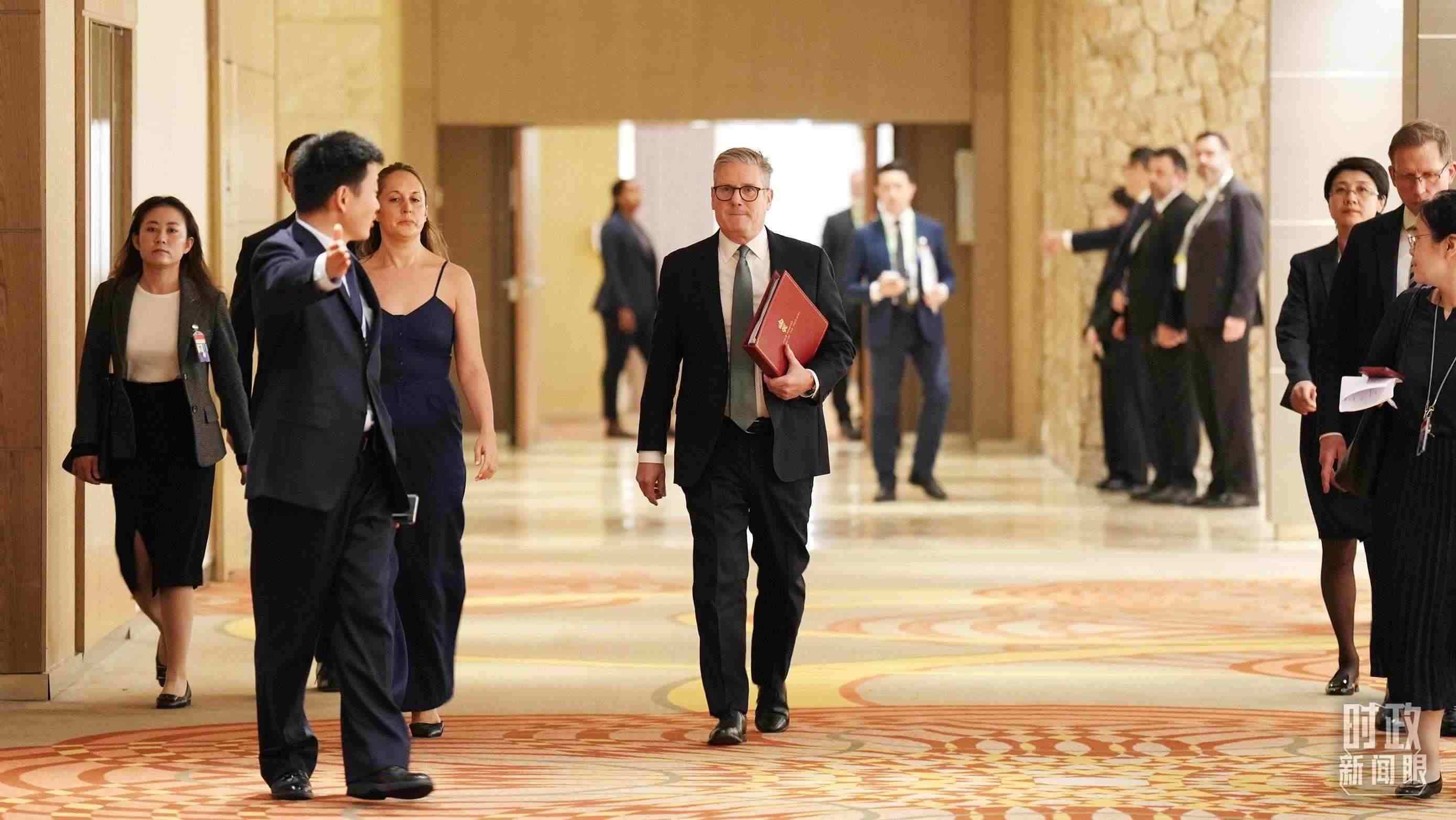 △英國首相斯塔默抵達會見現(xiàn)場。（總臺記者李晉拍攝）