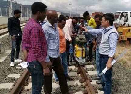 山東職業(yè)學(xué)院開展亞吉鐵路運(yùn)營技術(shù)培訓(xùn)。教育部職業(yè)教育與成人教育司供圖