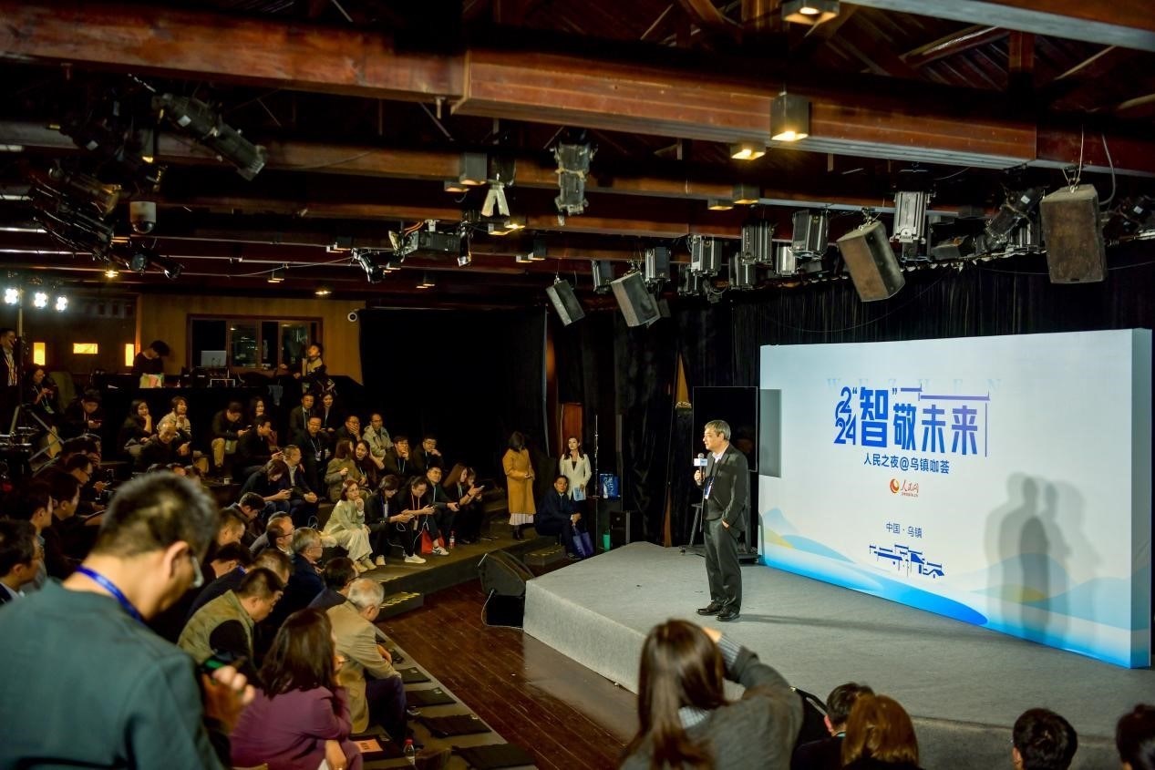 在開場環(huán)節(jié)，清華大學(xué)人工智能研究院常務(wù)副院長、教授孫茂松發(fā)言分享。人民網(wǎng)記者 任峰濤攝