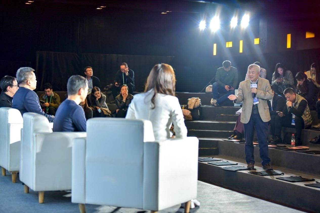 陳長汶教授與對話嘉賓現(xiàn)場互動。人民網(wǎng)記者 任峰濤攝