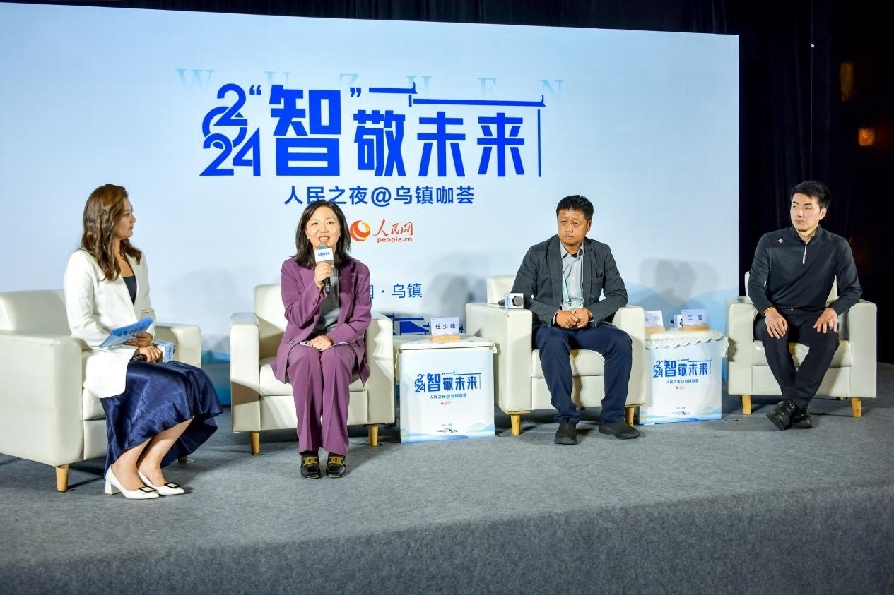 在對話環(huán)節(jié)，趣丸科技總編輯、副總裁任少峰，星云智慧機(jī)器人CEO李明，可之教育大模型創(chuàng)始人王冠討論“人工智能如何惠及大眾”。人民網(wǎng)記者 任峰濤攝