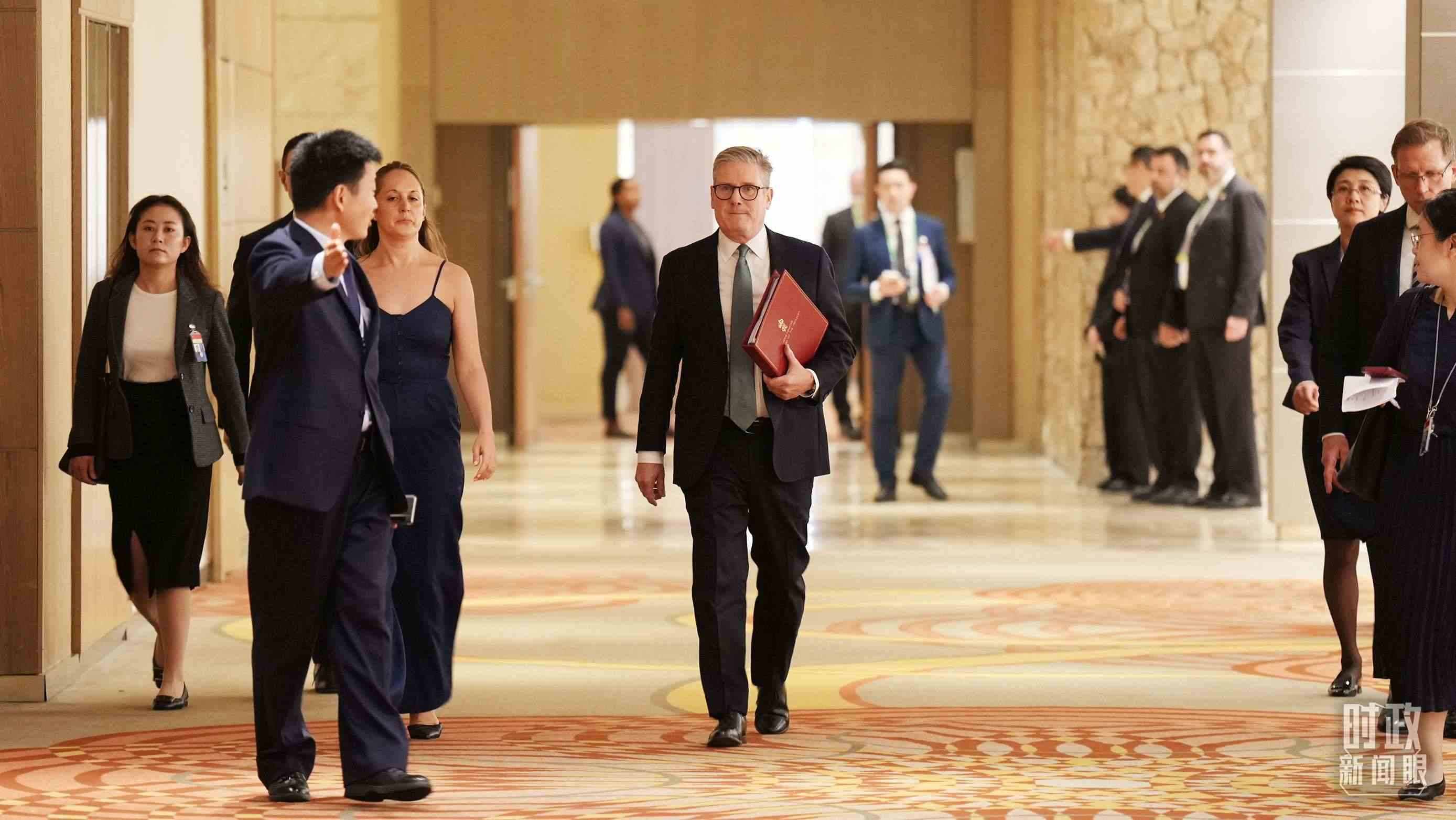 英國(guó)首相斯塔默抵達(dá)會(huì)見(jiàn)現(xiàn)場(chǎng)，這是他首次同習(xí)主席面對(duì)面交流。