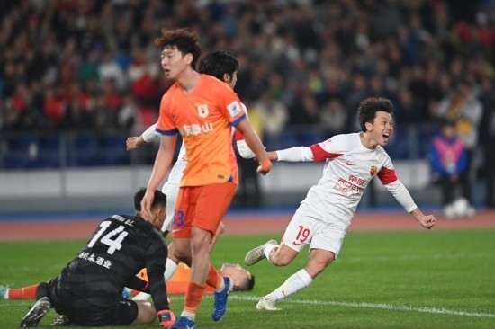 11月23日，上海海港隊(duì)球員王振澳（右）慶祝進(jìn)球。新華社記者 黃宗治 攝