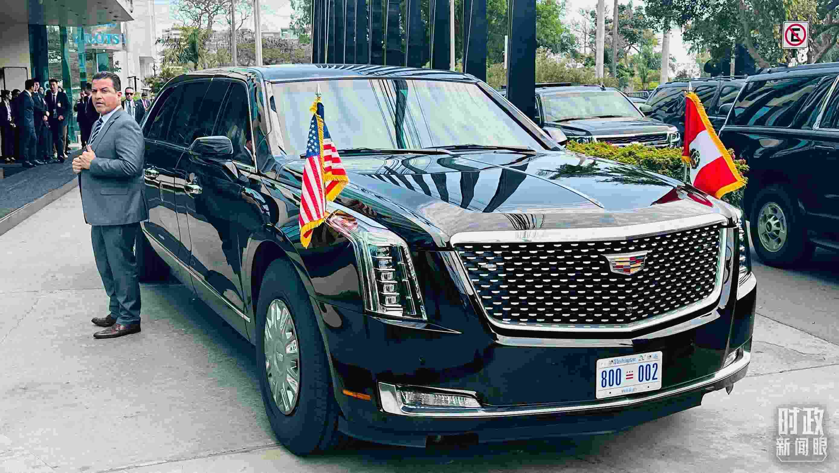 美國(guó)總統(tǒng)拜登乘車抵達(dá)中美元首會(huì)晤現(xiàn)場(chǎng)。（總臺(tái)央視記者范一鳴拍攝）
