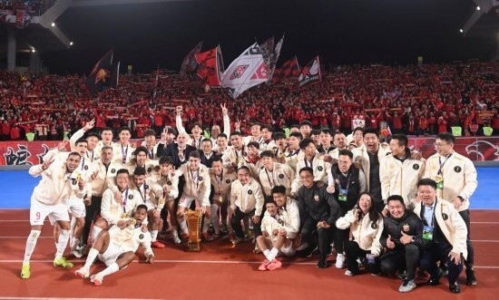 11月23日，上海海港隊(duì)成員在頒獎(jiǎng)儀式后與球迷合影。新華社記者 黃宗治 攝