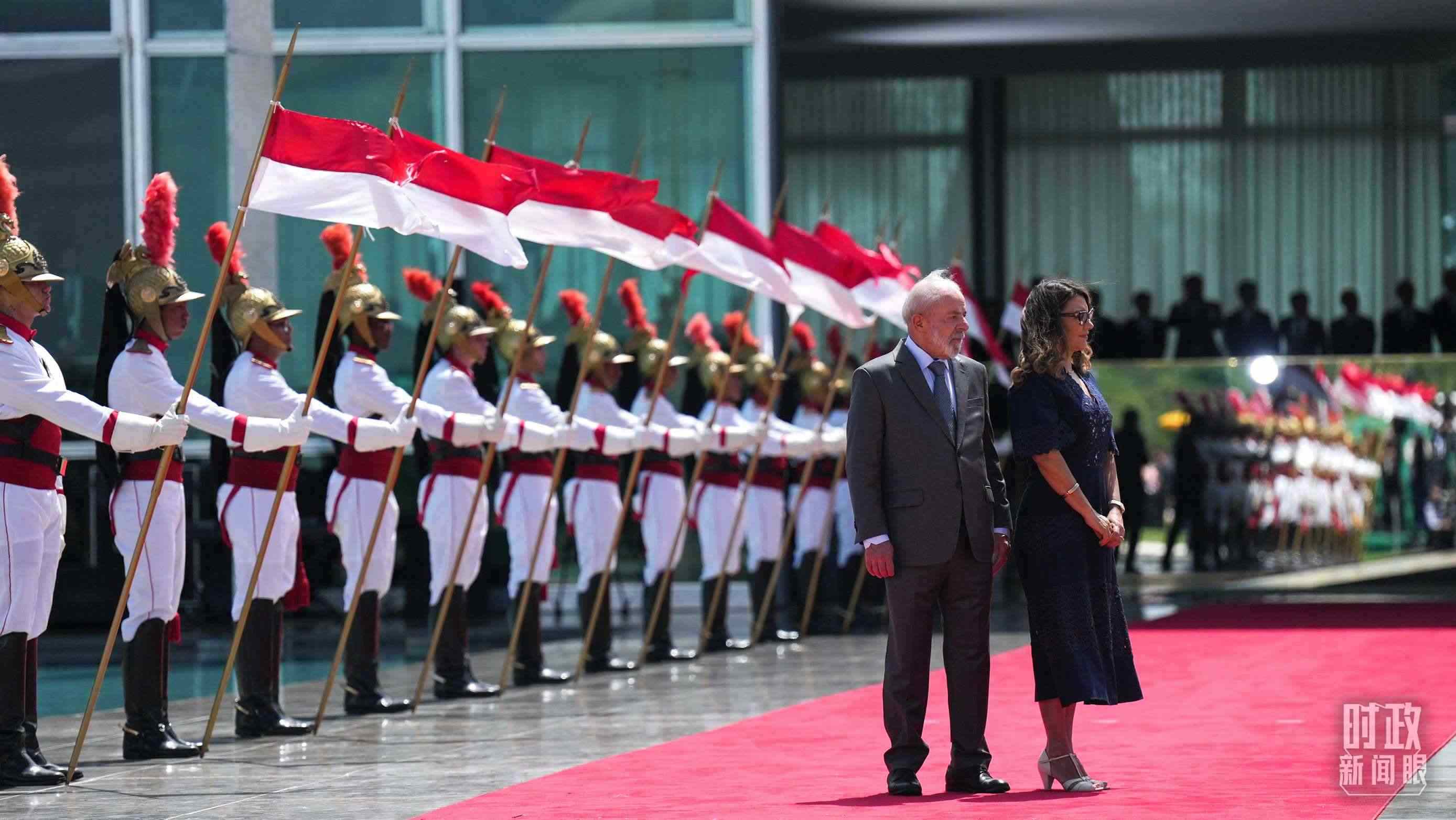 巴西總統(tǒng)盧拉和夫人羅桑等候習(xí)主席到來(lái)。