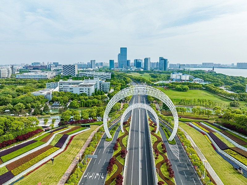 圖為蘇州工業(yè)園區(qū)星湖街鋼結構雕塑。