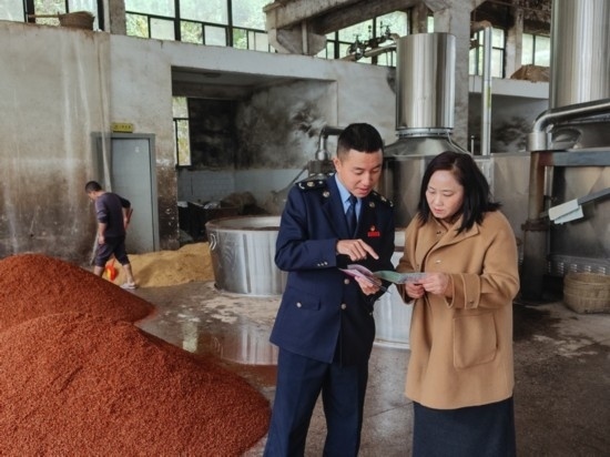 鎮(zhèn)遠縣稅務(wù)局在酒企宣傳調(diào)研。黔東南州稅務(wù)局供圖