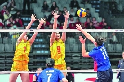 11月27日，山東隊(duì)球員李晨瑄（中）、李美君（左）在比賽中攔網(wǎng)。新華社發(fā)