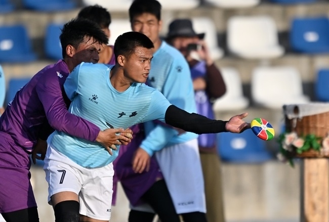 11月28日，花炮半決賽，廣西隊(duì)與海南隊(duì)展開激烈角逐。新華社記者 郭程攝