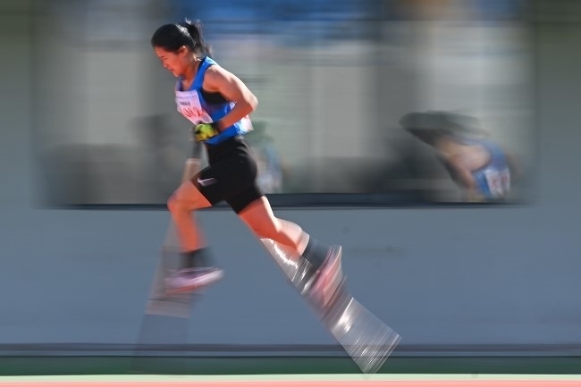 11月28日，海南隊(duì)選手吳明芬在高腳競速比賽中。新華社記者 杜子璇攝