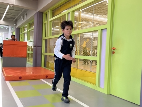 學(xué)生在南樓二層的體能教師訓(xùn)練。人民網(wǎng)記者孫競(jìng) 攝