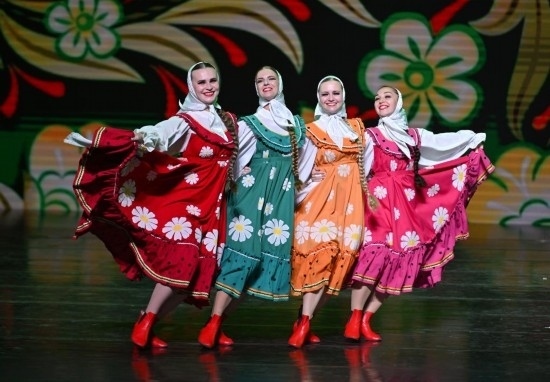 6月22日，2024-2025“中俄文化年”海南島歡樂節(jié)俄羅斯藝術(shù)團(tuán)體巡演在?？谑信e行。新華社記者郭程攝