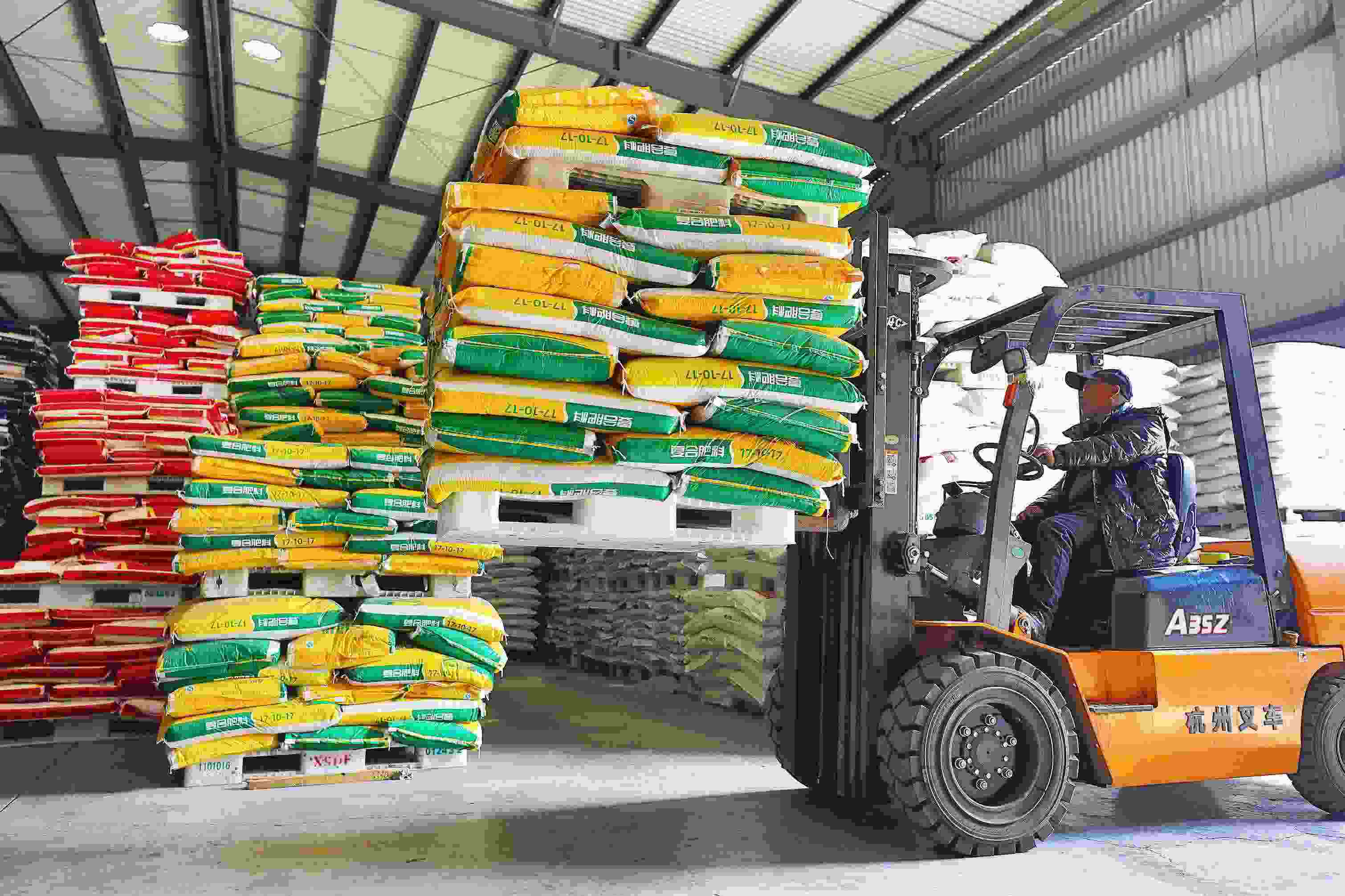 2023年2月15日，在浙江義烏供銷(xiāo)聯(lián)社的農(nóng)資貯存?zhèn)}庫(kù)，工作人員正在調(diào)運(yùn)復(fù)合肥料等農(nóng)資。