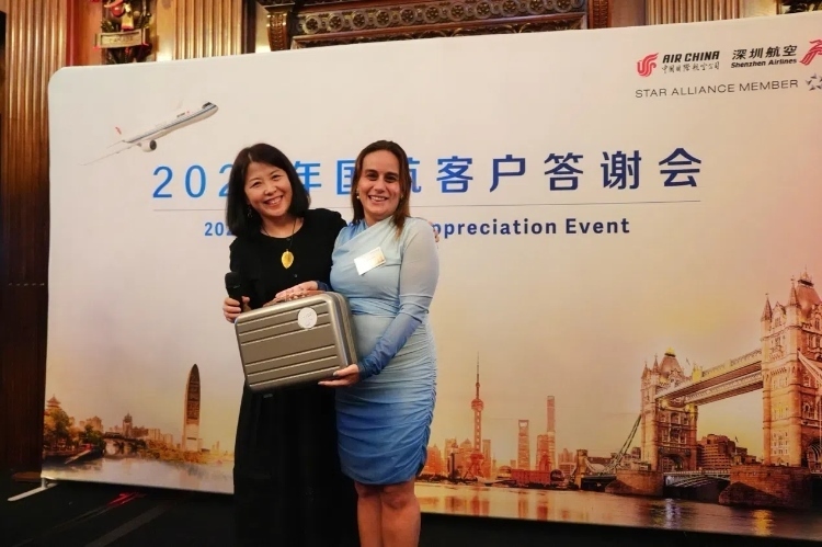 獲獎嘉賓上臺領(lǐng)取精美獎品。吳若鳴攝