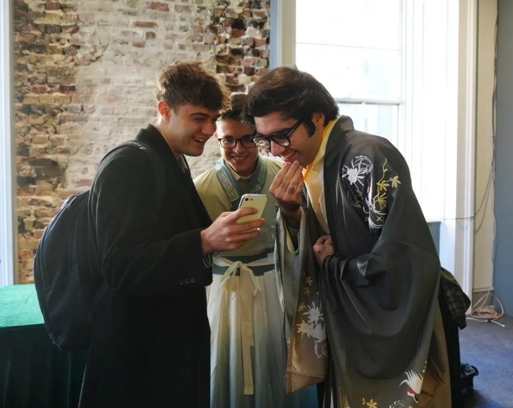 英國學(xué)生感受漢服魅力。吳若鳴攝