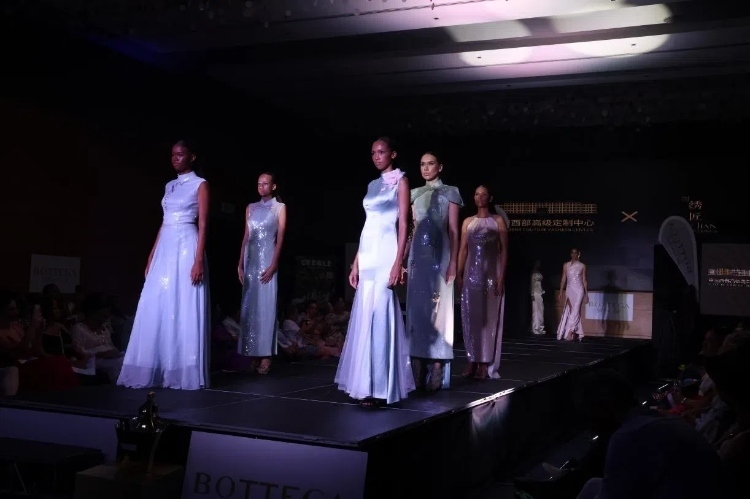 模特展示新中式禮服。顏李芳攝