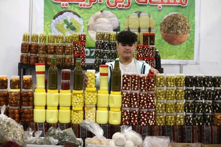 一名展商在展示各式各樣的橄欖制品。納達(dá)爾·達(dá)烏德攝