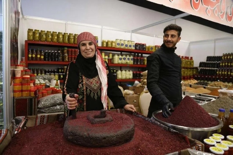 制作辣椒末的當(dāng)?shù)貗D女。納達(dá)爾·達(dá)烏德攝