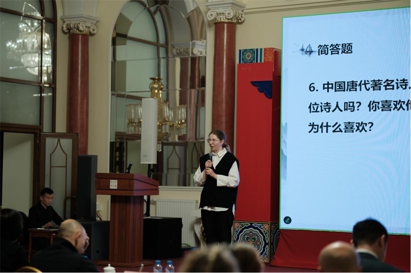 參賽選手現(xiàn)場(chǎng)答題。 俄羅斯國(guó)立人文大學(xué)孔子學(xué)院供圖