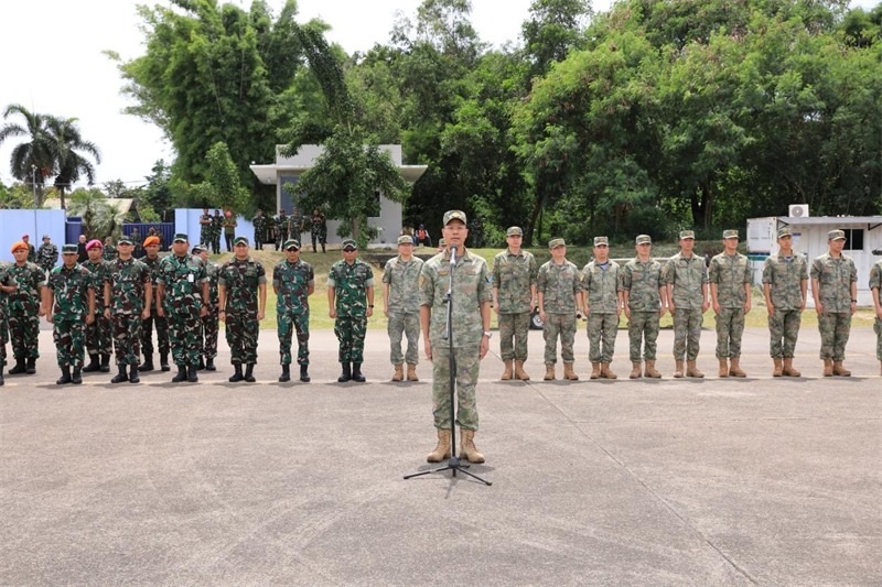 中方參演部隊(duì)指揮員在印尼方舉行的歡迎儀式上致辭。龔勝祥 攝