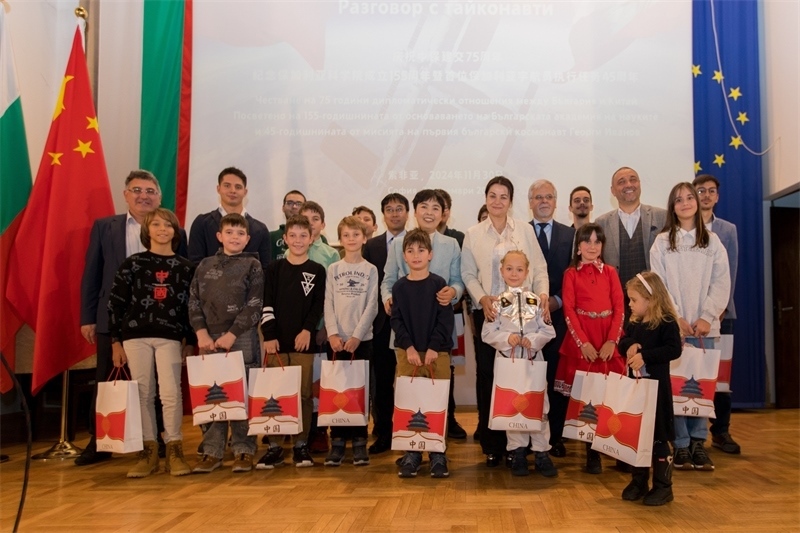 為保加利亞青少年頒發(fā)獎品。中國駐保加利亞大使館供圖