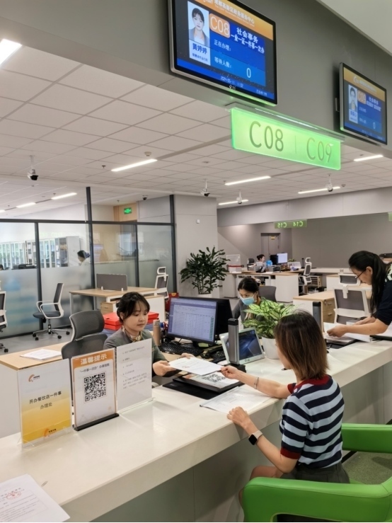 成都高新區(qū)“開辦餐飲店一件事”服務(wù)窗口。成都市市場監(jiān)督管理局供圖