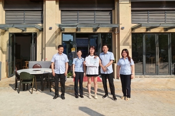 當(dāng)?shù)毓ぷ魅藛T上門為經(jīng)營者送來了證件。蒼溪縣行政審批和數(shù)據(jù)局供圖