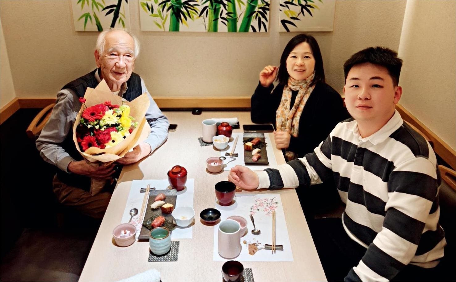 佐佐木俊一與彭林（中）、彭俊霖（右）在一起。