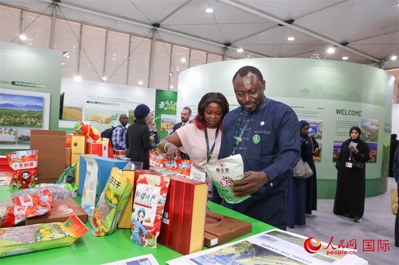 嘉賓了解中國館展示產(chǎn)品。人民網(wǎng)記者任皓宇攝