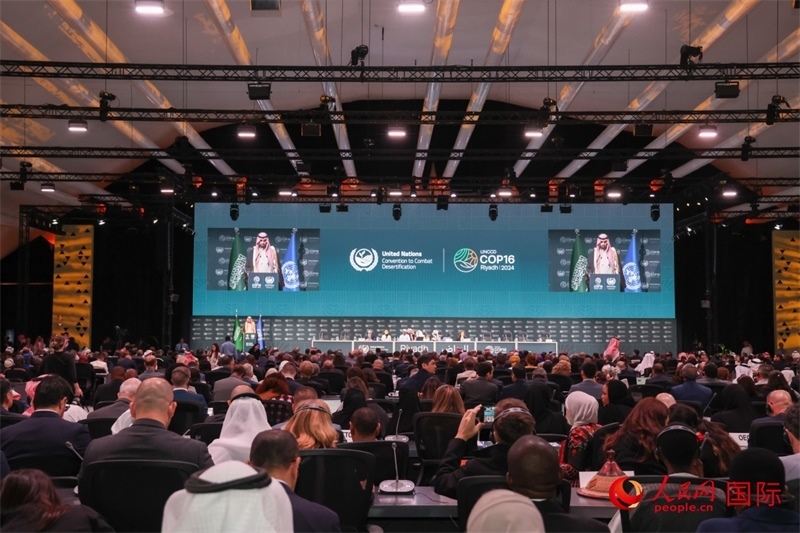 《聯(lián)合國防治荒漠化公約》第十六次締約方大會2日開幕。圖為開幕式現(xiàn)場。人民網(wǎng)記者任皓宇攝