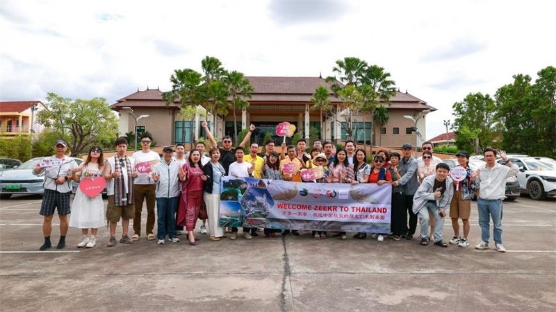 參與活動的中國游客與當?shù)靥﹪撕嫌啊；顒又鬓k方供圖