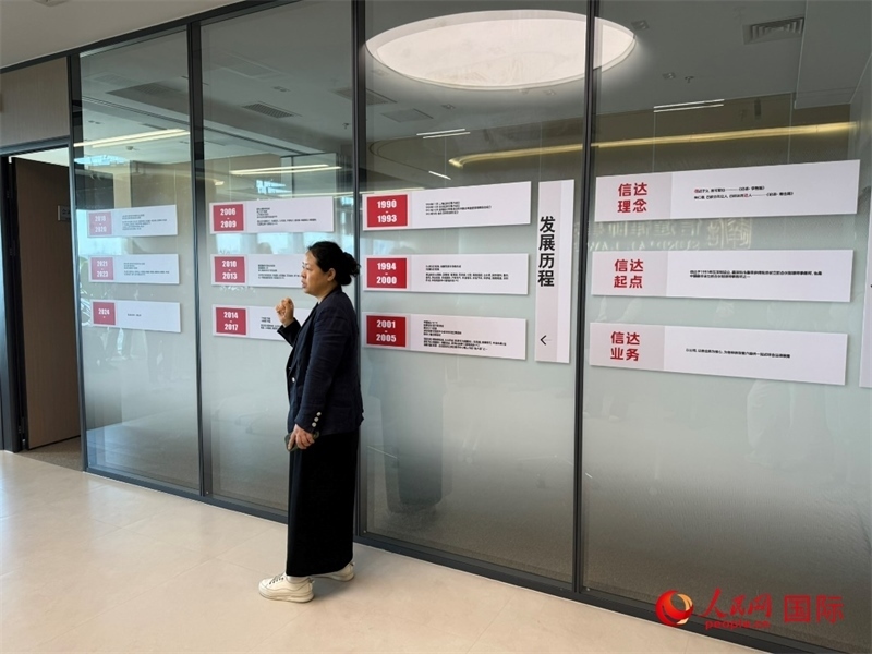 魏天慧律師在介紹廣東信達(dá)律師事務(wù)所。人民網(wǎng) 宋歌攝