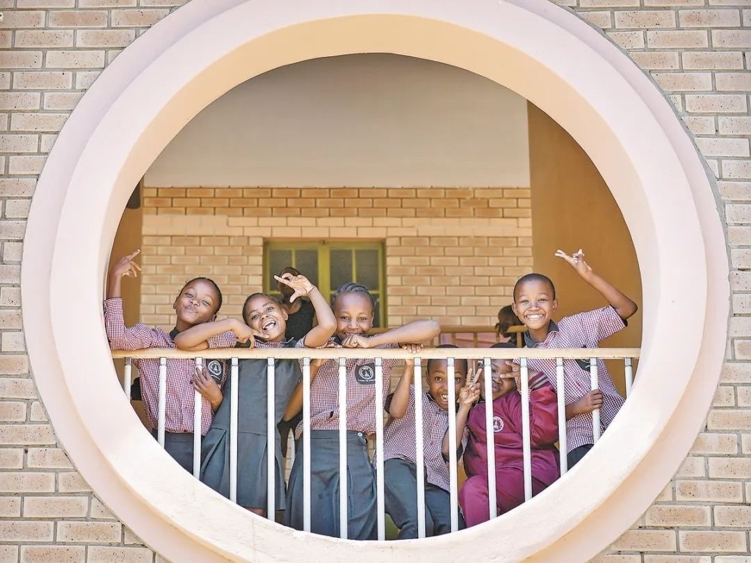 位于博茨瓦納南部的莫帕尼小學(xué)是中國(guó)援建的現(xiàn)代化學(xué)校，當(dāng)?shù)貎和慕逃龡l件因此得到改善。圖為莫帕尼小學(xué)課間休息的學(xué)生們。新華社記者 韓旭 攝