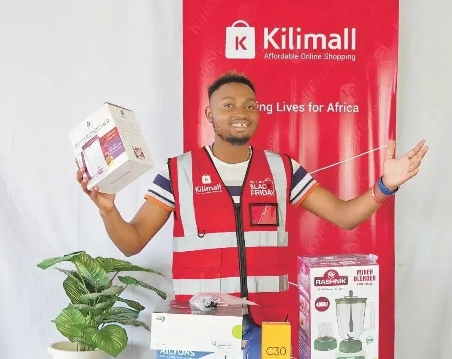 隨著“絲路電商”國(guó)際合作深入推進(jìn)，共建“一帶一路”國(guó)家雙多邊數(shù)字貿(mào)易規(guī)則對(duì)接不斷強(qiáng)化。借助“絲路電商”合作機(jī)制，肯尼亞主播迪克森·恩甘加在當(dāng)?shù)刂辈ж洝⑼袂?攝（新華社發(fā)）