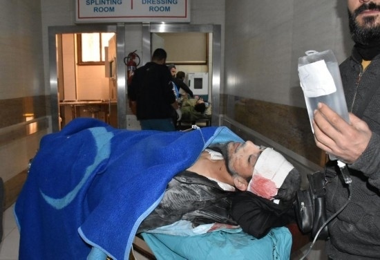 11月29日，在敘利亞阿勒頗，傷者被送往醫(yī)院接受治療。新華社發(fā)