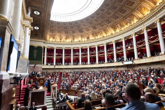 10月1日，法國總理巴尼耶在位于巴黎的法國國民議會發(fā)表演講。新華社發(fā)（杰克·陳攝）