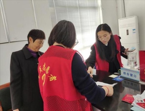 代辦人員為村民辦理醫(yī)保報(bào)銷。 圖片來(lái)源：江蘇南通啟東市數(shù)據(jù)局