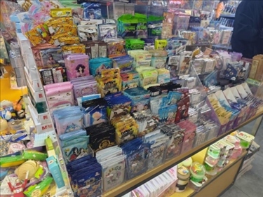 北京某文具店卡牌盲盒柜臺(tái)，未設(shè)相關(guān)提醒。人民網(wǎng)記者 黃鈺攝