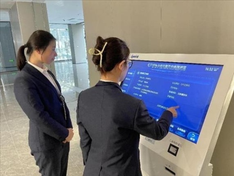 督查專班查看事項(xiàng)覆蓋“全不全”辦事流程“通不通”。 圖片來(lái)源：江蘇南通啟東市數(shù)據(jù)局