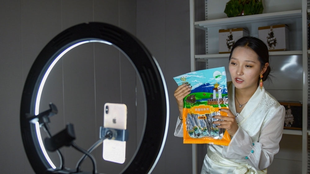 9月24日，果洛藏貢麻村村民多杰吉在進行網(wǎng)絡(luò)帶貨直播。（潘彬彬 攝）