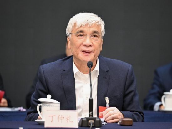 全國人大常委會副委員長、歐美同學(xué)會會長丁仲禮作工作報告