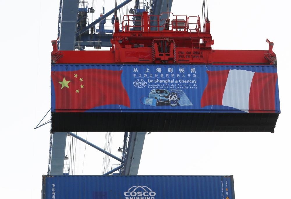 2024年11月14日，在秘魯首都利馬以北的錢凱港，岸邊智能化設備吊裝集裝箱。